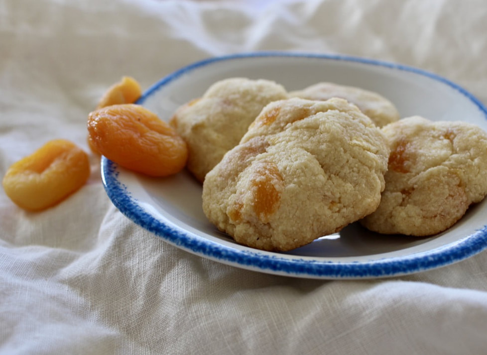 Paleo Coconut Honey Apricot Cookies #paleo #paleotreats #dairyfree #glutenfree #sansgluten #sanslactose #cookies #glutenfreebaking #desserts #healthy